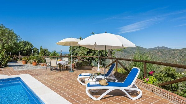 Outdoor dining - Cortijo La Rijana Sayalonga by Ruralidays (Málaga)