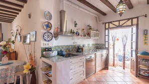 Fridge, microwave, oven, stovetop - Casa Chantal Gaucín by Ruralidays (Málaga)