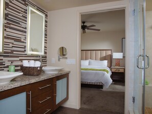 2 bedrooms, iron/ironing board, free WiFi, bed sheets - 2 Bedroom Villa: 2 King Beds; 2 sofa beds; Kitchen, Dining, Fireplace, Balcony (Palm Desert)