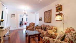 TV, fireplace - Finca Los Arcos - Heredad de los Capuchinos Ronda by Ruralidays (Málaga)