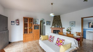 TV, fireplace - Villa Tranquila Nerja by Ruralidays (Málaga)