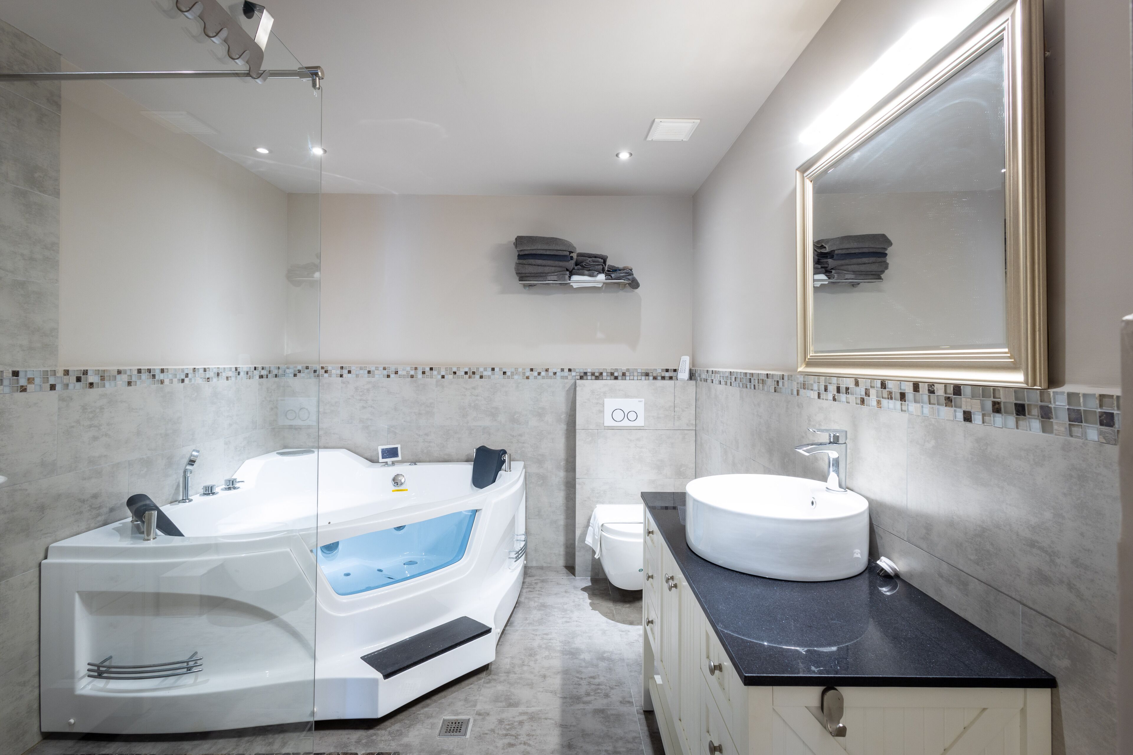 City appartement (3 Bedrooms) | Badkamer | Een bubbelbad, een haardroger, handdoeken