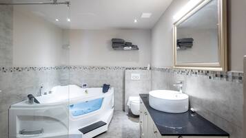 Bañera de hidromasaje, secador de pelo, toallas