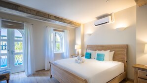 Un dormitorio con una cama de madera, una mesita de noche, una silla y una ventana con cortinas.