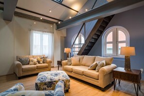 3 bedrooms, premium bedding, laptop workspace, iron/ironing board - The Yellow Penthouse (Willemstad)