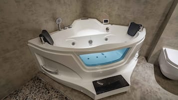 Jetted tub, hair dryer, towels
