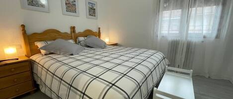 3 chambres, fer et planche à repasser, Wi-Fi, draps fournis