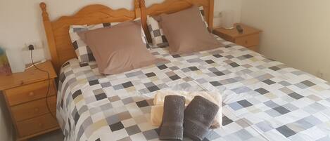 3 bedrooms, iron/ironing board, WiFi, bed sheets