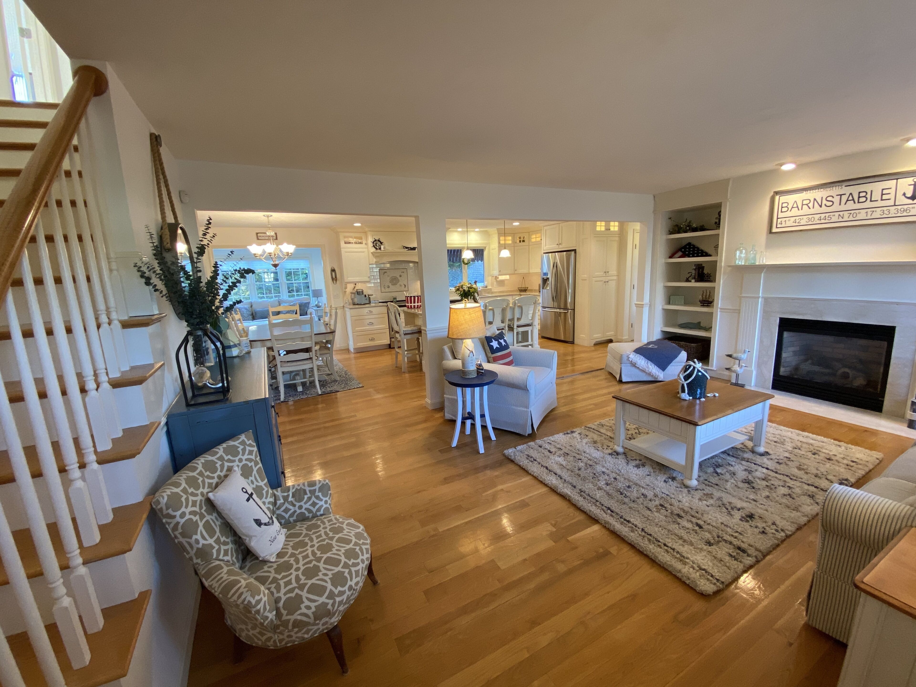 Smart-TV, Kamin, Bücher, Stereoanlage