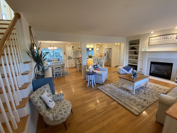 Smart TV, fireplace, books, stereo