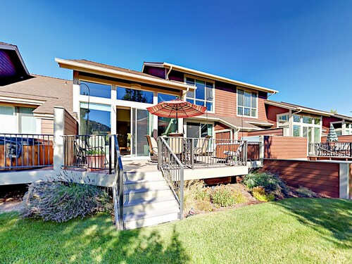 Hot Tub, 2 blocks to Splash Pool, Sleeps 8, on the creek