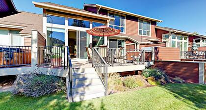 Hot Tub, 2 blocks to Splash Pool, Sleeps 8, on the creek