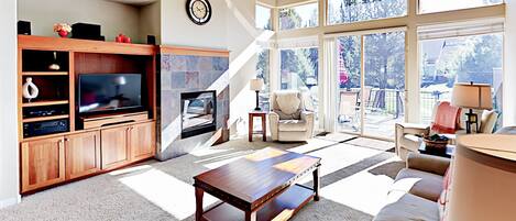 Smart-tv, een open haard, een dvd-speler en boeken