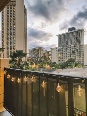 Property grounds - New Waikiki Boutique Condo 1.5 blocks to the sands of Waikiki Beach! (Honolulu)