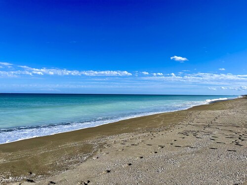 Island Vibes Beach House, heated pool, 7-person spa, 5min walk to the beach