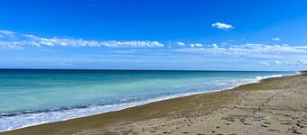 Island Vibes Beach House, heated pool, 7-person spa, 5min walk to the beach