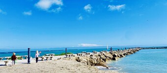 Island Vibes Beach House, heated pool, 7-person spa, 5min walk to the beach