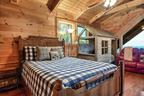 Quarto de cabana de madeira com uma cama, uma poltrona de couro vermelho e uma pequena construção de madeira com janelas.