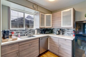 Geladeira, micro-ondas, cooktop, lava-louças