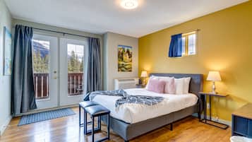 Tabla de planchar con plancha, wifi gratis y ropa de cama