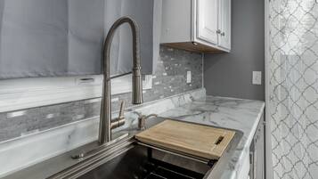 Combined shower/tub, towels