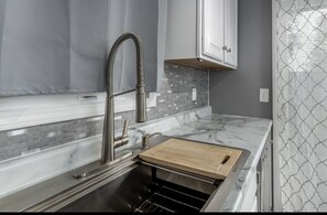 Combined shower/bathtub, towels - Modern and Cozy Home with Fireplace (Ottawa)