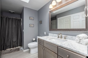 Combined shower/tub, towels