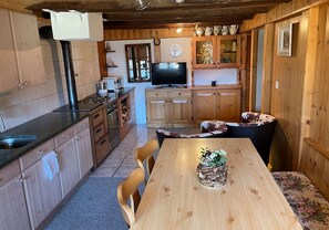 Microondas, cafetera y tetera y utensilios de cocina 