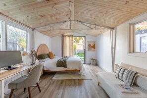 5 bedrooms, iron/ironing board, WiFi, bed sheets