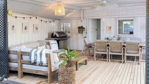 Outdoor dining - Sol Coastal Retreat | Outdoor Spa and Sauna (Rosebud)
