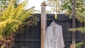 Exterior detail - Sol Coastal Retreat | Outdoor Spa and Sauna (Rosebud)