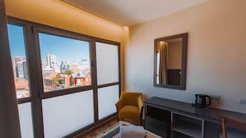 Pengeskab på værelset, individuel indretning, skrivebord