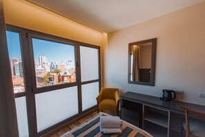 Zimmersafe, individuell eingerichtet, Schreibtisch