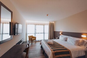 Superior-Doppelzimmer | Zimmersafe, individuell eingerichtet, Schreibtisch