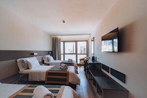 高级三人房 | 客房内保险箱、特色家居、办公桌、笔记本电脑工作区