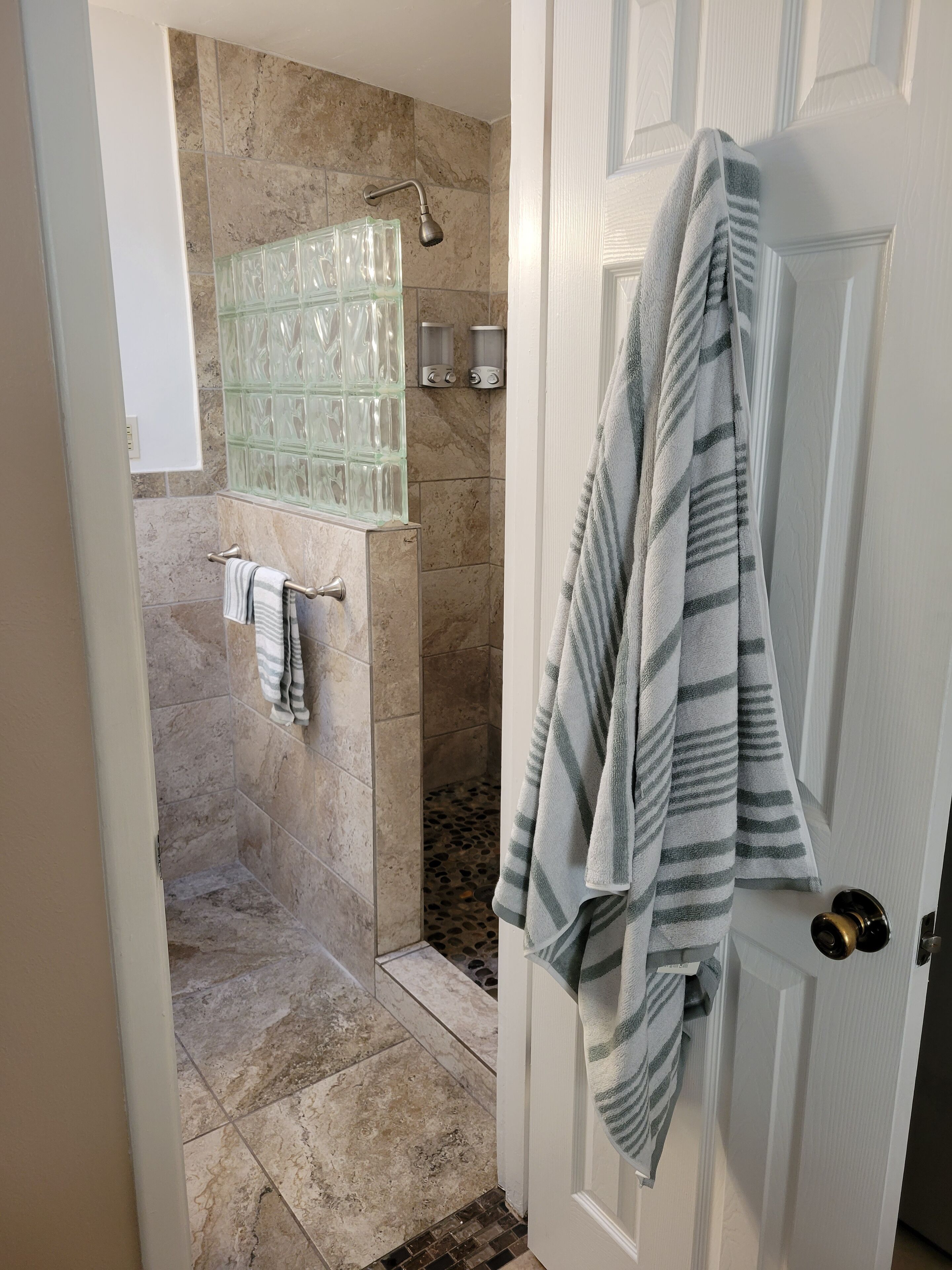 Ducha, secador de pelo, toallas y jabón