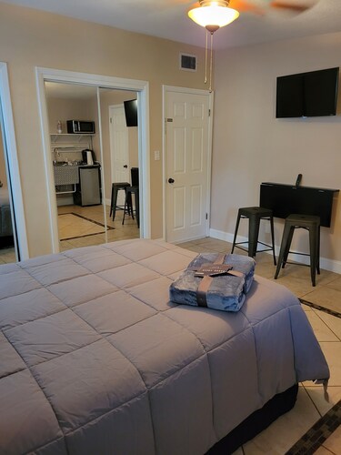 Near to the Beach, UTC mall, SCF, IMG, Airport, Ringling Museum and much more