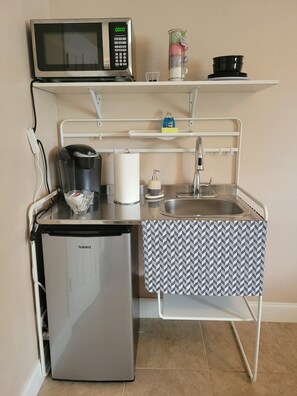 Refrigerador, microondas, cafetera y tetera y comedor 