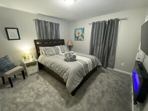 3 室のベッドルーム、WiFi (無料)、ベッドシーツ