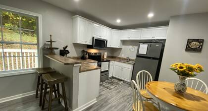New!! Woodcrest Cottage - Close to Tri-Cities