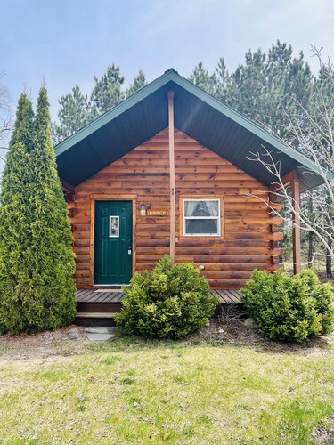 Log Cabin. Only minutes from Crystal Mountain!