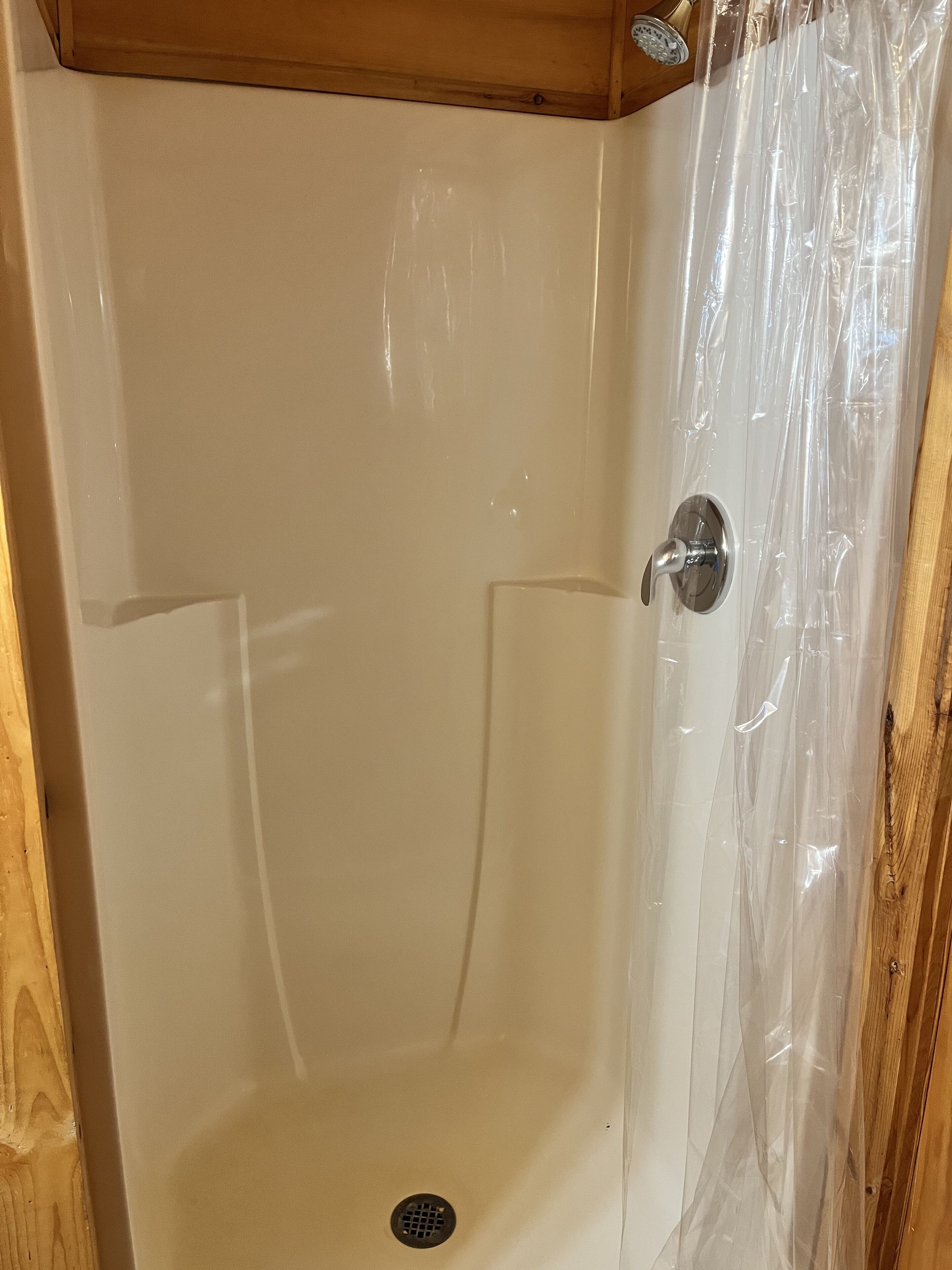 Een douche, handdoeken, toiletpapier