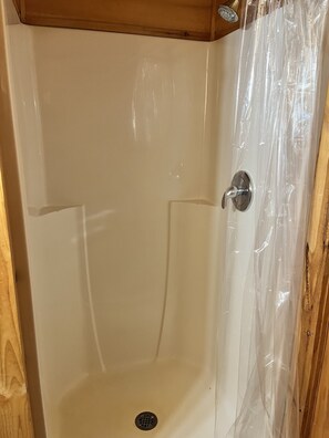 Een douche, handdoeken, toiletpapier