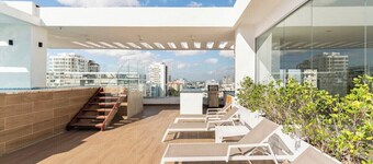 Modern King Size Bed Condo with Pool by Agora Mall