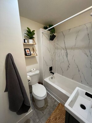 Combined shower/bathtub, hair dryer, towels, soap