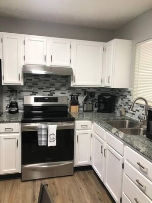 Fridge, microwave, oven, stovetop - RARE - 2 miles to Dollywood - Arcades & Much More (Sevierville)