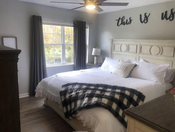 2 bedrooms, Egyptian cotton sheets, iron/ironing board, travel crib - RARE - 2 miles to Dollywood - Arcades & Much More (Sevierville)