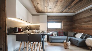 Ein modernes Interieur mit Küche, Essbereich und Sitzgelegenheiten.