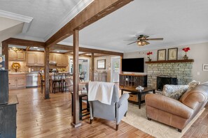Smart TV, fireplace - Escape to the countryside with the Farmhouse at Carmels Landing! (Dickson)
