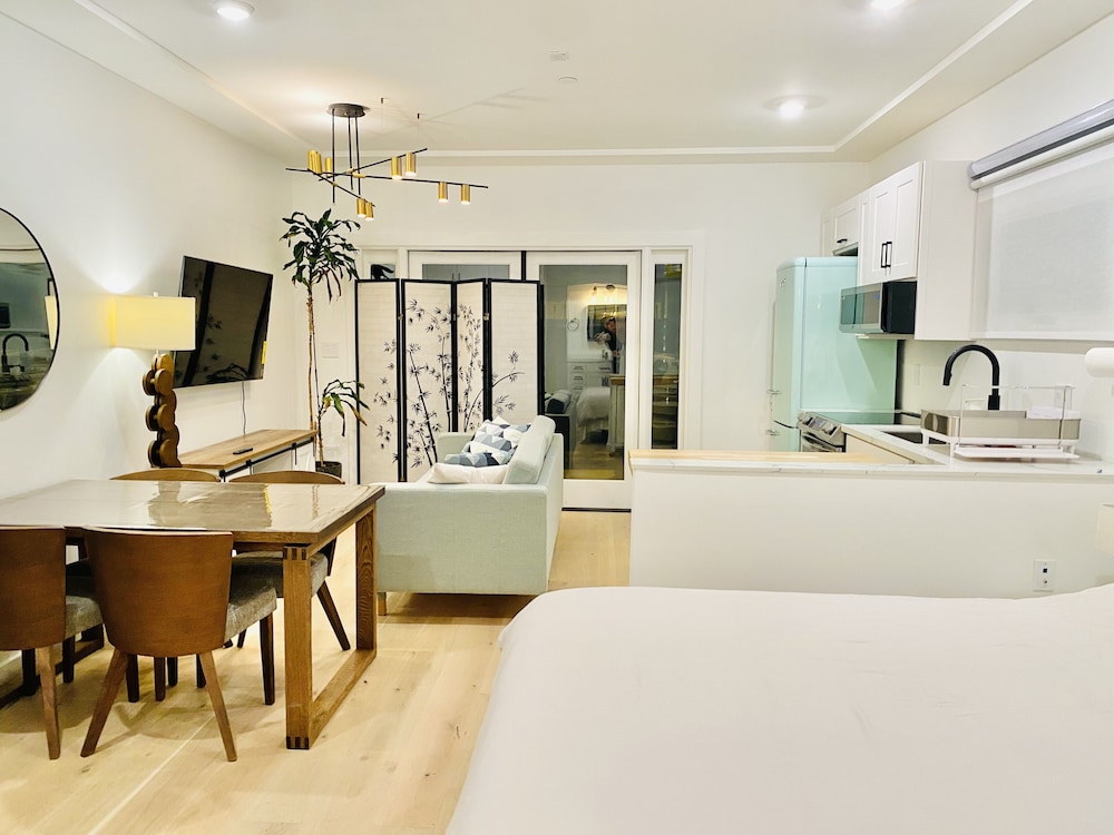 Garden View Private Bedroom With Own Bathroom - Beverly Hills, CA